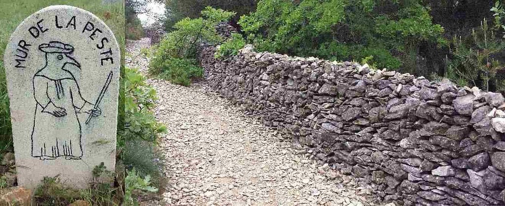 Aller-retour aux sources
Le mur de la peste
