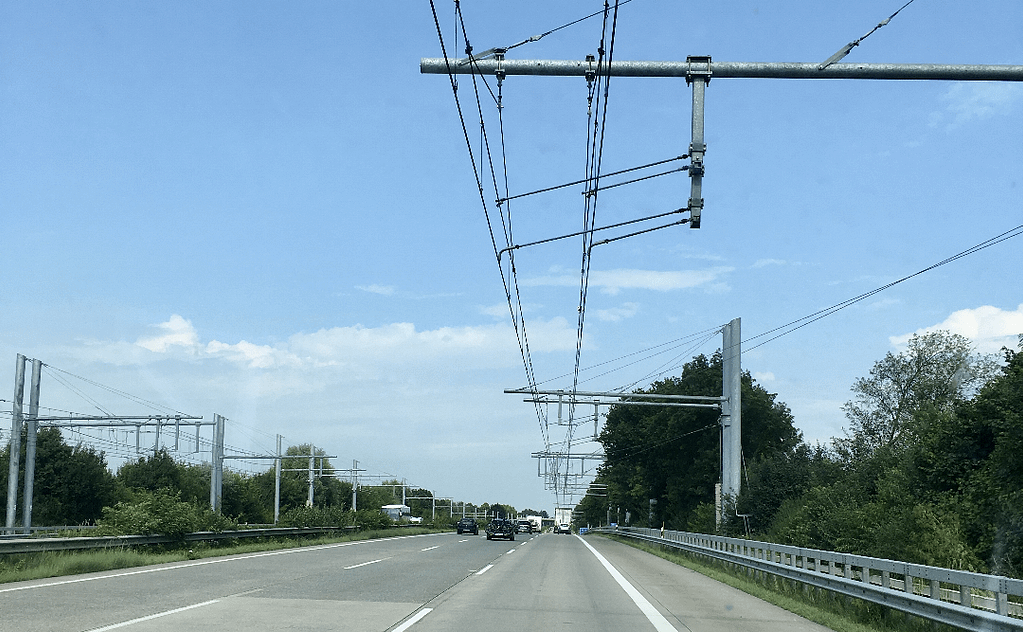 Caténaires de tramway sur l'autoroute