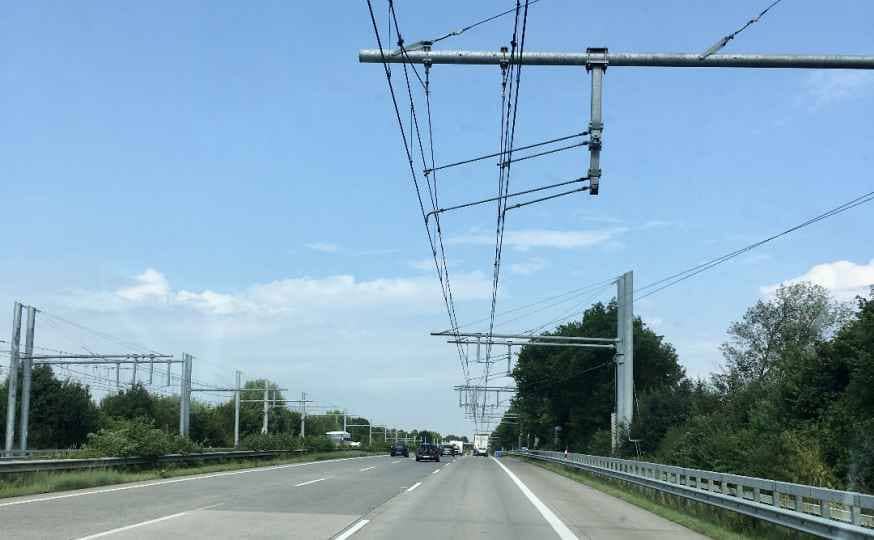 Caténaires de tramway sur l'autoroute