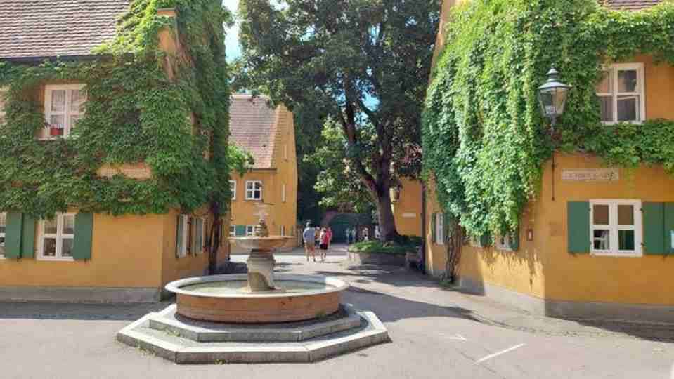 La cité du bonheur, avec une de ses portes ci-dessous